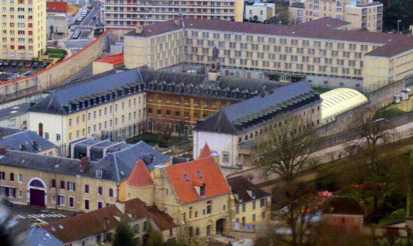 Prison de Poissy : les proches des détenus veulent qu’elle reste en ville