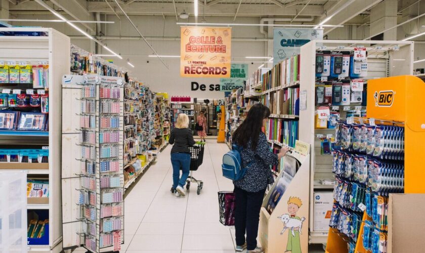 Promos, cagnottage plus généreux, prix coûtant… les supermarchés à l’offensive sur les fournitures scolaires