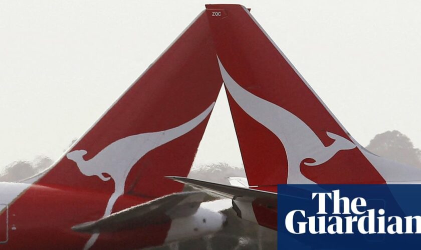 Qantas annual profit down 16% to $2.1bn from record high as air fares decline