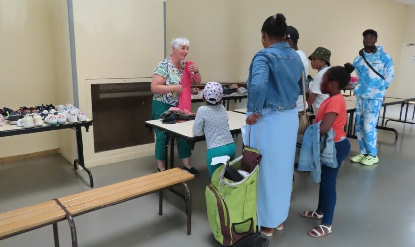 Rentrée scolaire dans l’Oise : cartable neuf, habits et fournitures distribués aux enfants vivant à la rue