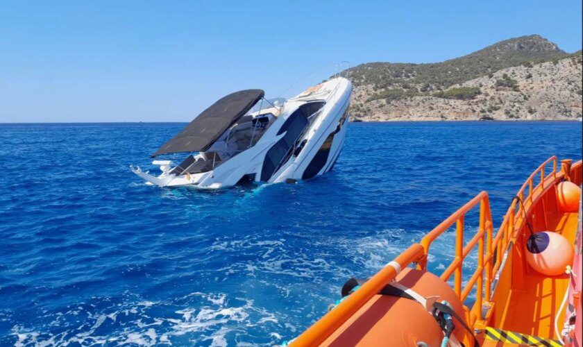 Rescatadas cinco personas tras hundirse un barco de recreo en aguas de Mallorca