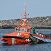 Rescatan un cayuco con 66 personas, entre ellas 7 menores, a 12,8 kilómetros de El Hierro