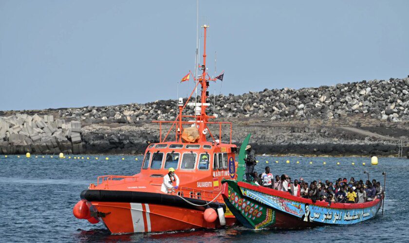 Rescatan un cayuco con 66 personas, entre ellas 7 menores, a 12,8 kilómetros de El Hierro