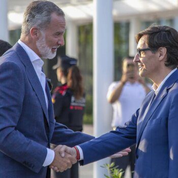 Salvador Illa recibe al Rey Felipe VI en la bienvenida de Barcelona a la Copa América de vela y pone fin a varios años de boicot a la Corona desde la Generalitat