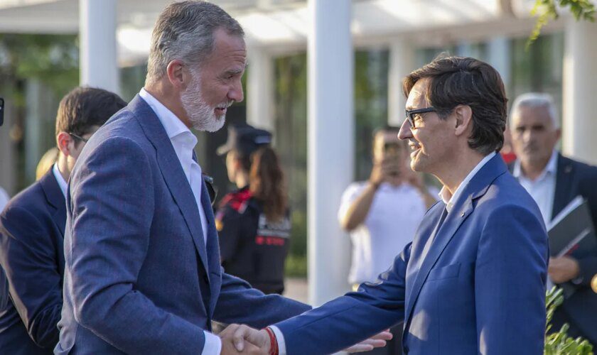 Salvador Illa recibe al Rey Felipe VI en la bienvenida de Barcelona a la Copa América de vela y pone fin a varios años de boicot a la Corona desde la Generalitat