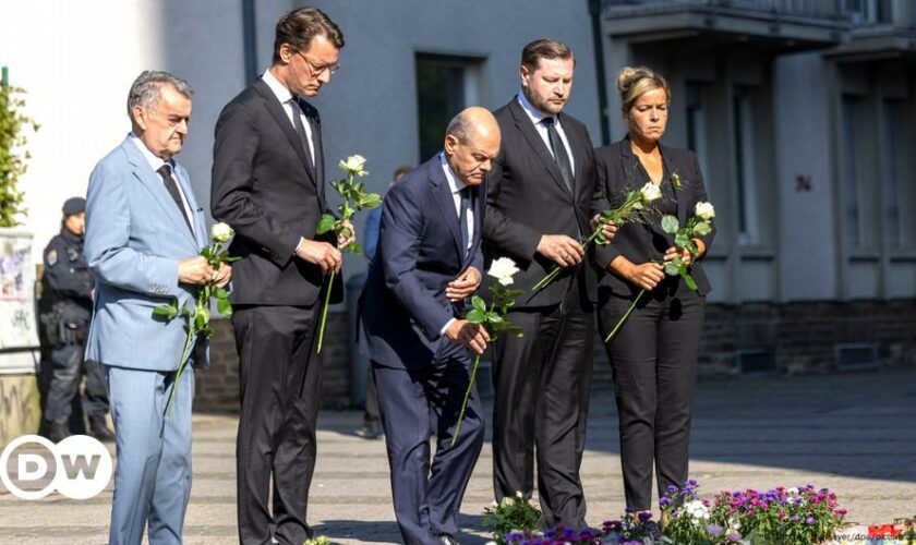 Scholz legt in Solingen weiße Rose nieder