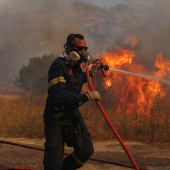 «Silence assourdissant» : en Grèce, le gouvernement fustigé dans la presse pour sa gestion de l’incendie qui ravage le pays