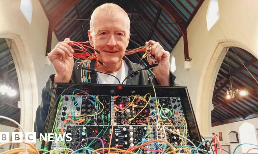 Snooker legend Davis to play synth gig in cathedral