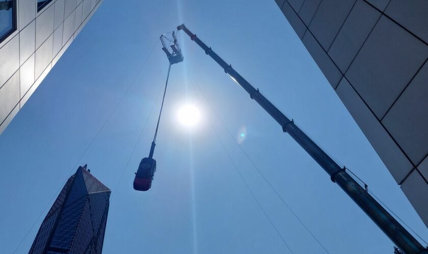 Soudain, une voiture tombe d’une grue de 65 mètres… À La Défense, la spectaculaire opération de com de Nissan