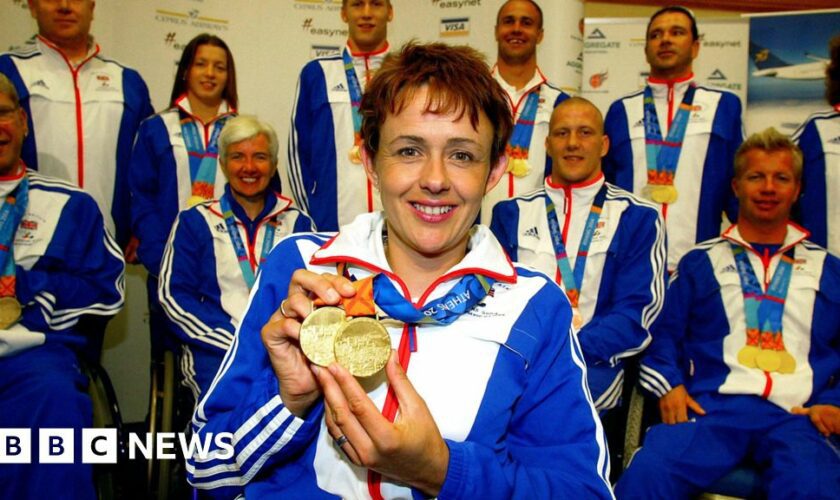 Tanni Grey-Thompson forced to 'crawl off' train