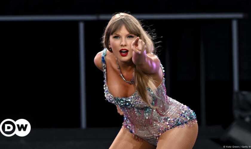 Taylor Swift returns to stage after foiled terror plot