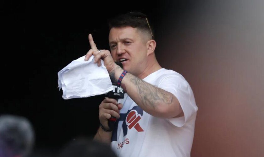 Tommy Robinson, el hombre de las noticias falsas que alimenta los disturbios en el Reino Unido