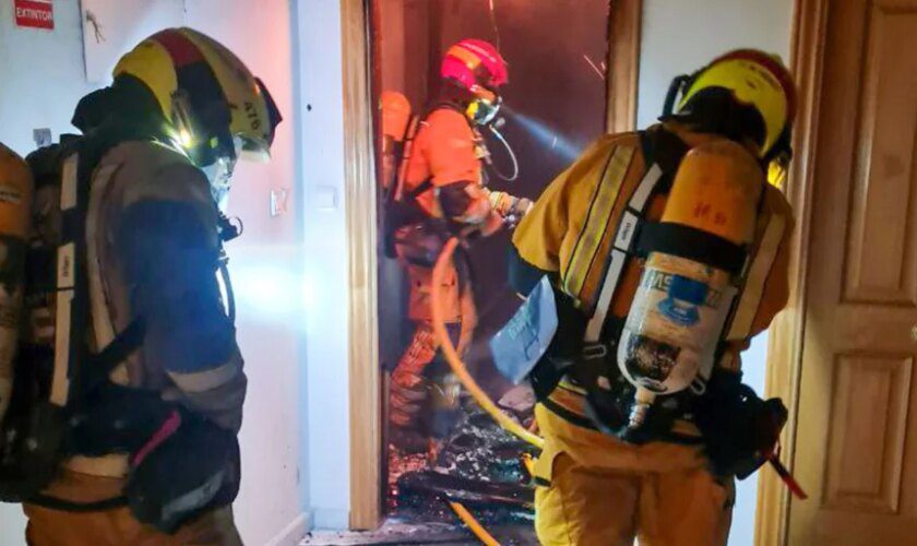 Un hombre y una niña de 10 años resultan heridos por quemaduras en el incendio de un chalet en Jávea