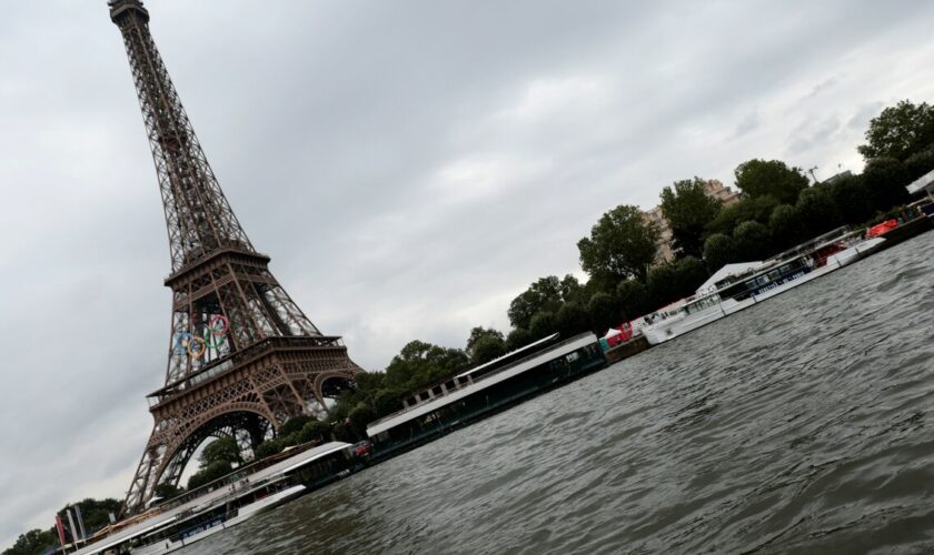 Un homme escalade la tour Eiffel à mains nues avant d’être arrêté par la police