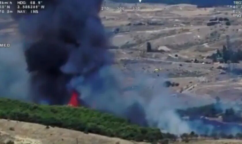 Un incendio forestal en El Molar obliga a cortar un tramo de la carretera A-1 de entrada a Madrid