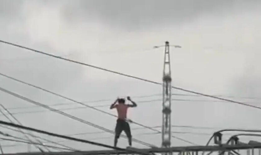 Un joven subido a la catenaria obliga a interrumpir la circulación de trenes entre Valencia y Alfafar