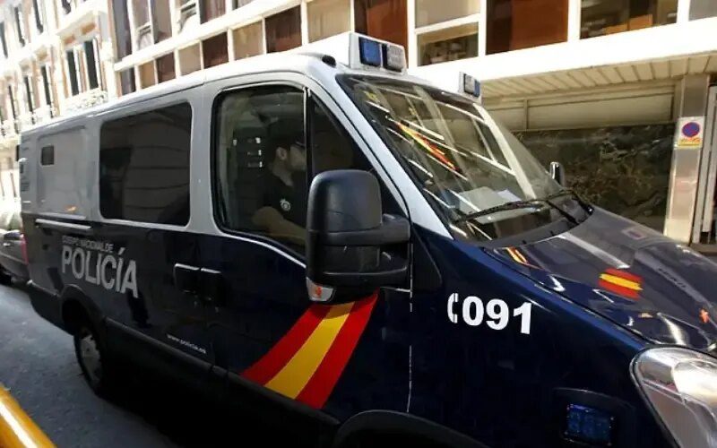 Un menor muere al precipitarse desde un tercer piso mientras huía de la Policía en Torrent