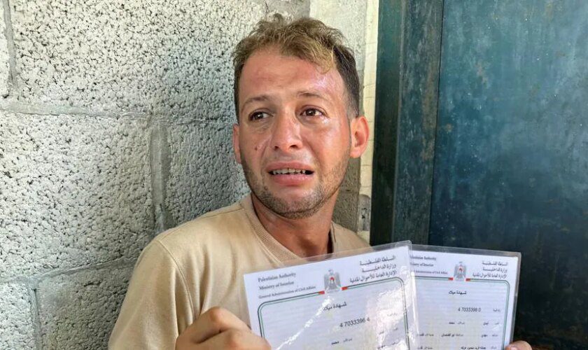 Un padre llora la muerte de sus mellizos de cuatro días en un bombardeo en Gaza