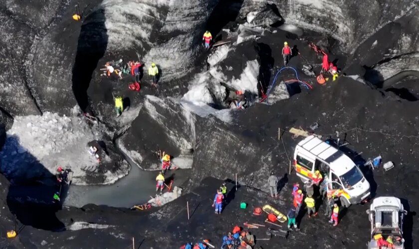 Un turista muerto y dos desaparecidos tras el derrumbe de una cueva de hielo en Islandia