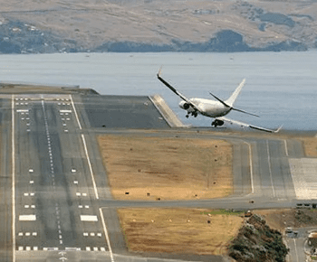 Una española viaja a uno de los aeropuertos más peligrosos del mundo: esto ocurre al aterrizar