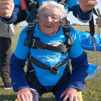 Una mujer celebra su 102 cumpleaños saltando en paracaídas