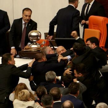 Une violente bagarre éclate au Parlement turc, deux députés blessés