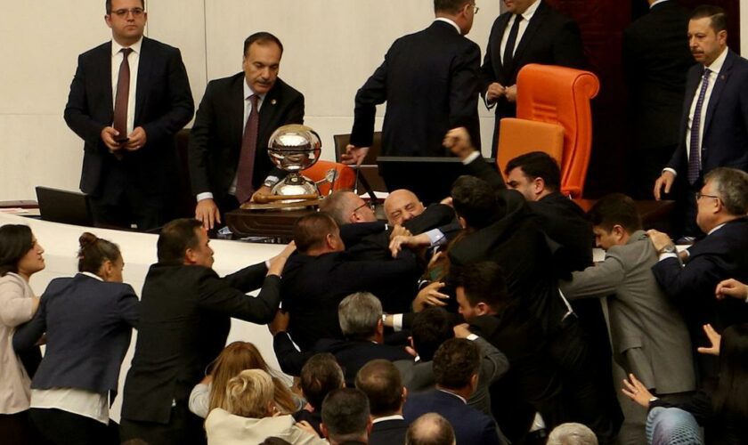 Une violente bagarre éclate au Parlement turc, deux députés blessés