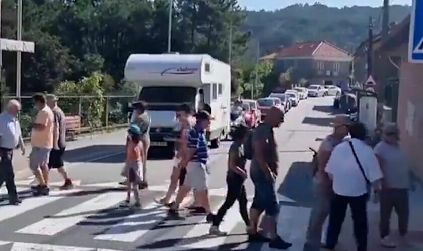 VIDÉO. Espagne : ces habitants traversent un passage piéton en continu pour empêcher les touristes de passer