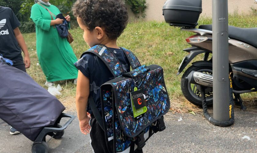 VIDÉO. « Rien que le cartable, ça soulage » : à Aulnay-sous-Bois, distribution de kits scolaires gratuits à 150 familles précaires