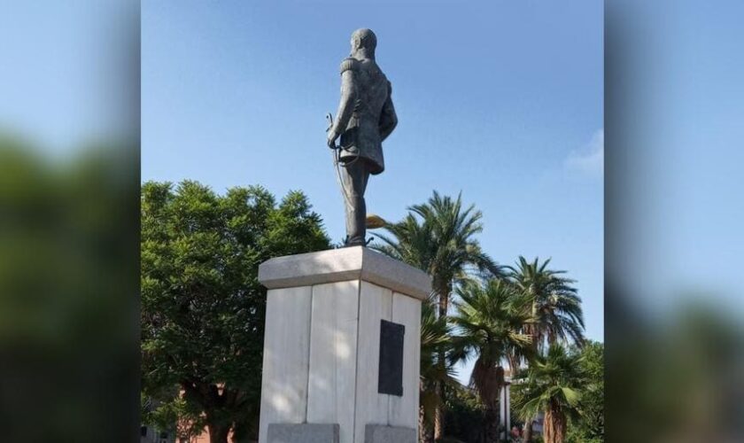 Vandalizan la estatua del general San Martín del paseo Torneo en Sevilla