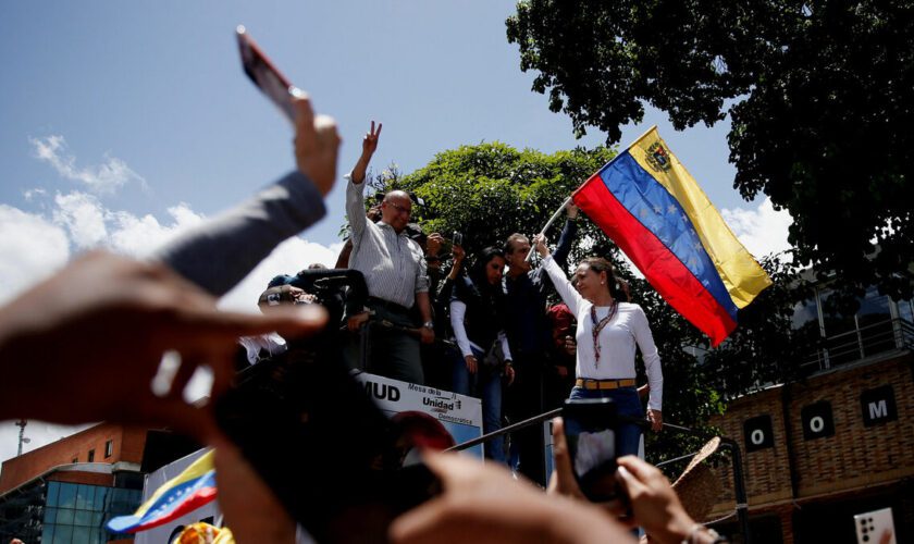 Venezuela : l’opposition défie Maduro dans la rue, qui dénonce un « scénario putschiste »