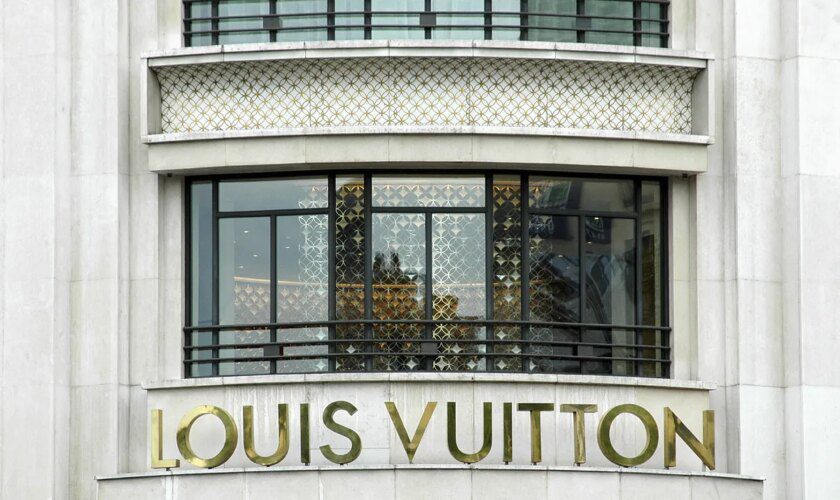 Venganza en Louis Vuitton: Una clienta descontenta hace contar su efectivo durante dos horas y después se va sin comprar