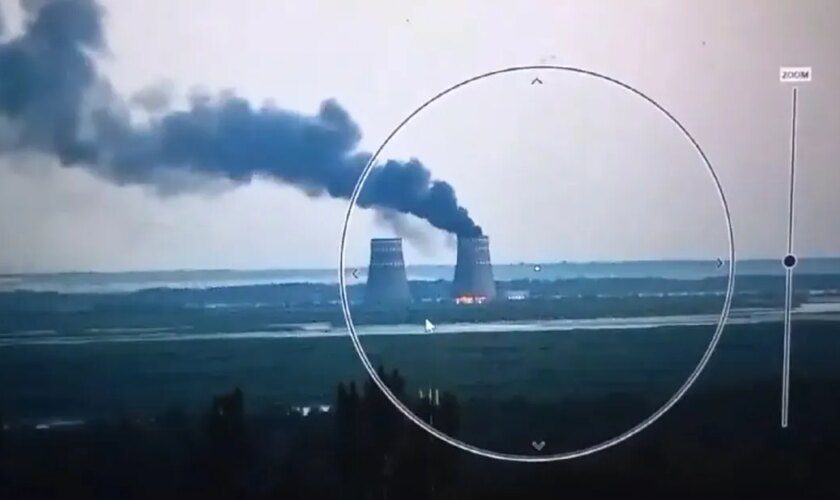 Zelenski acusa a Rusia de provocar un incendio en la central nuclear de Zaporiyia, controlada por Moscú