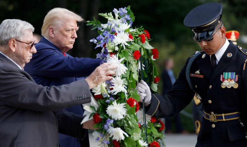 La polémique enfle autour du “coup politique” de Donald Trump dans un cimetière militaire