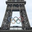 Paris 2024 : les anneaux olympiques "vont rester sur la tour Eiffel", annonce Anne Hidalgo