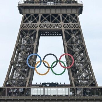 Paris 2024 : les anneaux olympiques "vont rester sur la tour Eiffel", annonce Anne Hidalgo