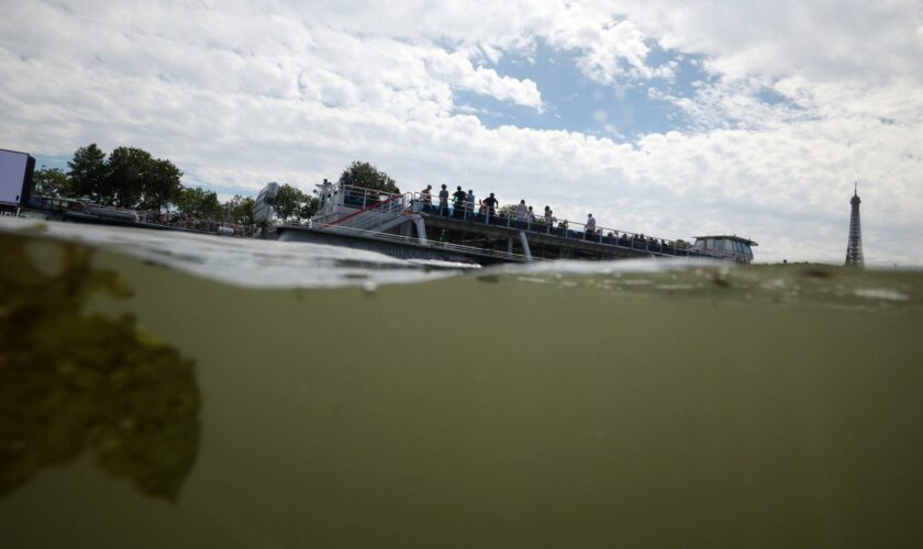 Paris 2024 Olympics - Triathlon - Alexander III Bridge, Paris, France - July 28, 2024. General view of the Eiffel Tower and the River Seine taken from the Triathlon start after training was cancelled amid water quality concerns REUTERS/Kai Pfaffenbach