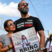 Jonathan Polin et Rachel Goldberg-Polin, parents de l'otage israélien Hersh Goldberg-Polin, assistent à une manifestation des familles des otages emmenés dans la bande de Gaza durant l'attaque sur le sol israélien du 7 octobre menée par le Hamas, près du kibboutz Nirim dans le sud d'Israël, le 29 août 2024, alors que le conflit entre Israël et le mouvement islamiste palestinien se poursuit dans le territoire palestinien