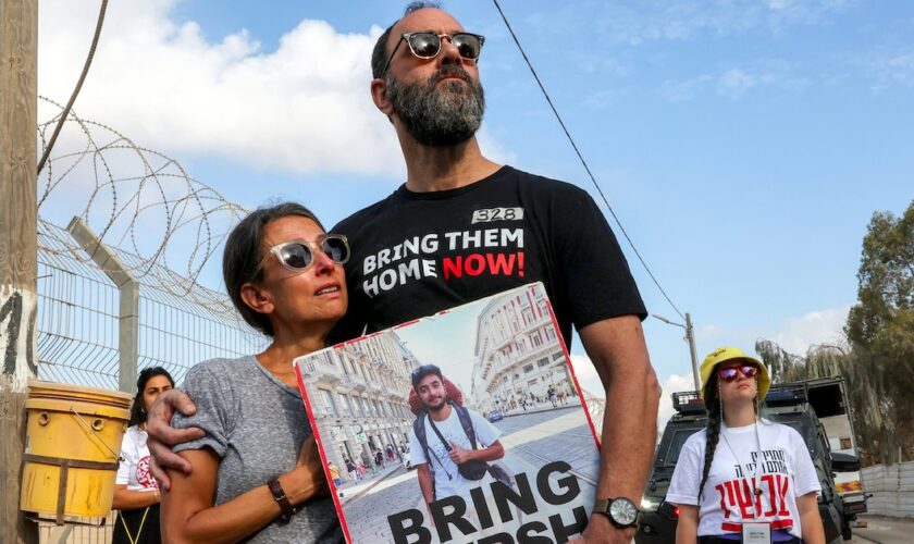 Jonathan Polin et Rachel Goldberg-Polin, parents de l'otage israélien Hersh Goldberg-Polin, assistent à une manifestation des familles des otages emmenés dans la bande de Gaza durant l'attaque sur le sol israélien du 7 octobre menée par le Hamas, près du kibboutz Nirim dans le sud d'Israël, le 29 août 2024, alors que le conflit entre Israël et le mouvement islamiste palestinien se poursuit dans le territoire palestinien