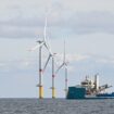 Une éolienne et une sous-station électrique sont photographiées sur le premier parc éolien offshore français au large de La Turballe, dans l'ouest de la France, le 30 septembre 2022. Le parc, composé de 80 éoliennes, fournira 480 MW, pour un investissement de 2 milliards d'euros (Photo Damien MEYER / AFP)