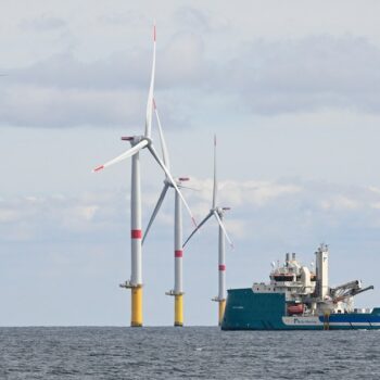 Une éolienne et une sous-station électrique sont photographiées sur le premier parc éolien offshore français au large de La Turballe, dans l'ouest de la France, le 30 septembre 2022. Le parc, composé de 80 éoliennes, fournira 480 MW, pour un investissement de 2 milliards d'euros (Photo Damien MEYER / AFP)