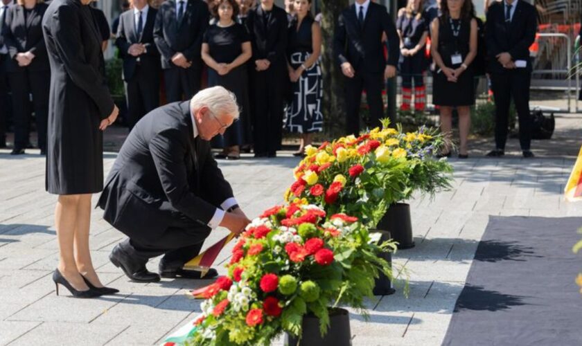 Bundespräsident Steinmeier legt Kranz am Tatort nieder. Foto: Rolf Vennenbernd/dpa