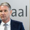 Björn Höcke (c), l'une des plus figures les plus radicales de l'AfD, arrive à son procès pour l'utilisation d'un slogan nazi lors d'un meeting, le 23 avril 2024 à Halle