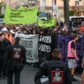 Hunderte Linke demonstrieren in Erfurt und Leipzig gegen AfD