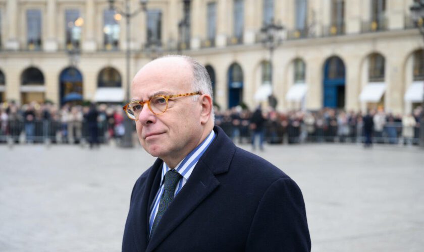 Premier ministre : Macron rencontrera Bernard Cazeneuve lundi matin