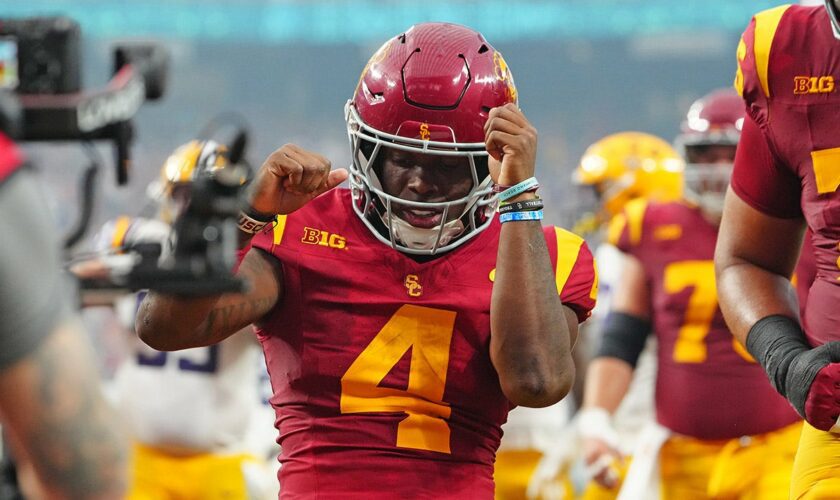 No. 23 USC scores touchdown in final seconds to take down No. 13 LSU