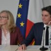 Le Premier ministre Gabriel Attal (D) et la ministre de l'Education Nicole Belloubet (G) lors d'une rencontre avec des professeurs dans uen école de Mathurin Regnier le 14 mars 2024