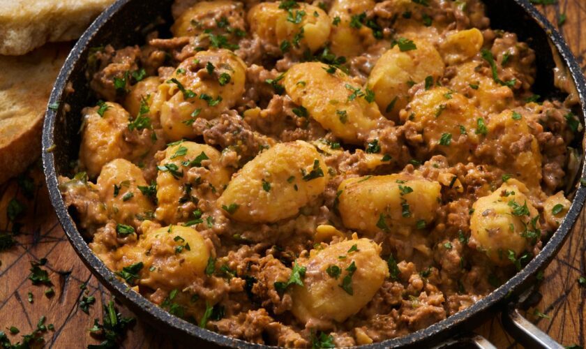 Schnelle Küche: Der Feierabend ruft: Einfaches Rezept für eine schnelle Gnocchi-Pfanne mit Käse, Hackfleisch und Lauch