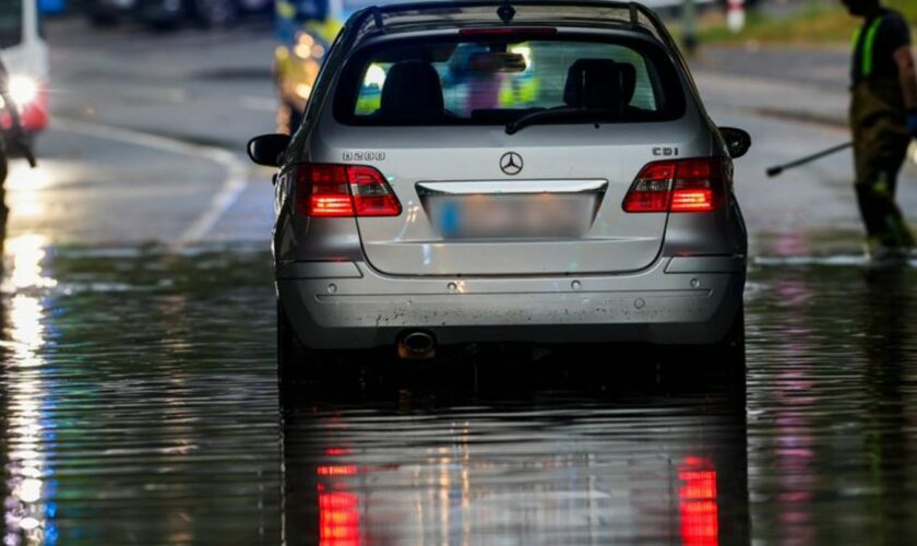 In Duisburg blieben nach heftigem Regem Autos im Wasser stecken. Foto: Christoph Reichwein/dpa