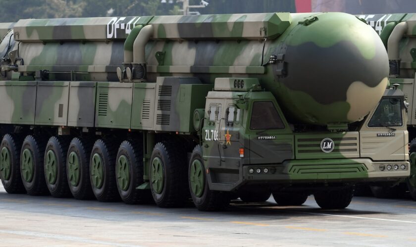 Une formation de groupe de missiles nucléaires stratégiques intercontinentaux Dongfeng-41 défile pour célébrer le 70e anniversaire de la fondation de la République populaire de Chine à Beijing, le 1er octobre 2019.